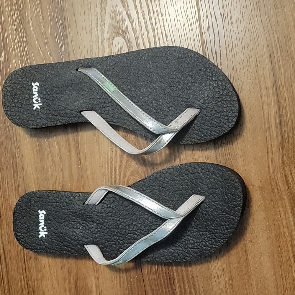 Sanuk Yoga Spree 4 Flip Flops Silver Metallic Womens Size 7 #1092006